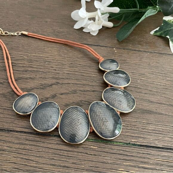 ST. THOMAS Gray Textured Oval‎ Medallion Bib Statement Necklace leather strand - Picture 3 of 6